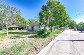  12603 Manor Dr, Brookside, TX 77581