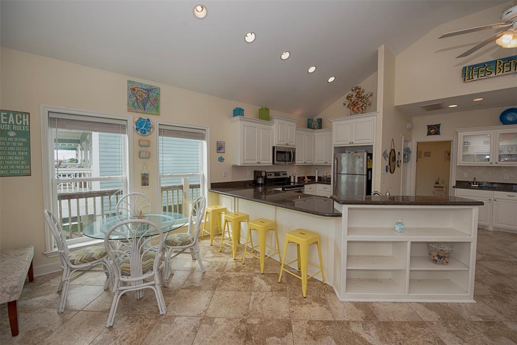 Next to the kitchen is a spacious dining area. Perfect for breakfast before heading out for a day at the beach.