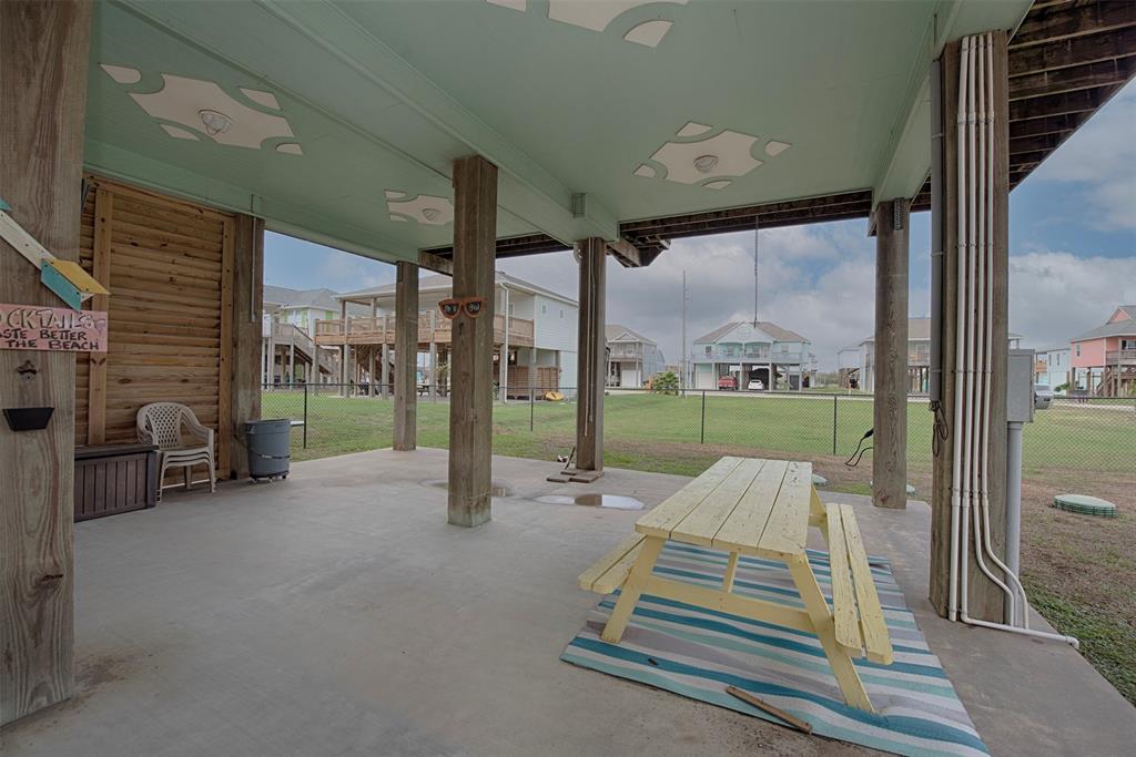 A view from the picnic area to the fence backyard. Imagine the great BBQ parties, rain or shine.