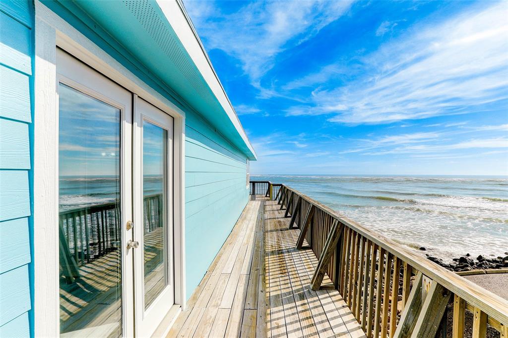 ENJOY YOUR LAZY AFTERNOONS ON THIS DECK AREA WHILE LISTENING TO THE RHYTMIC LULL OF THE WAVES.