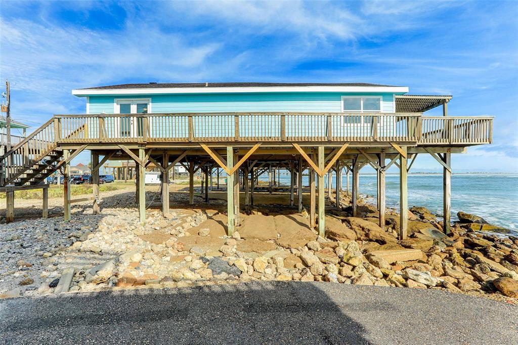 HOUSE OFFERS A WIDE STAIRCASE THAT LEADS YOU TO THE BEAUTIFUL BEACH.