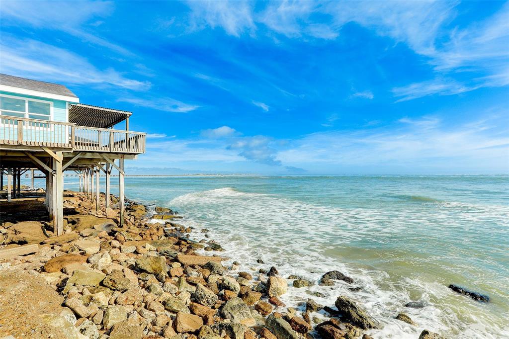 THIS PROPERTY OFFERS AN EFFORTLESS ACCESS TO THE SHORES.