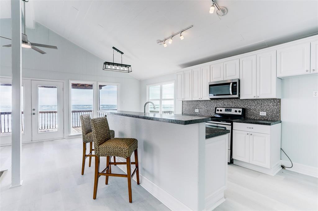 THE BREAKFAST BAR OFFERS ADDITIONAL SEATING FOR CASUAL MEALS.