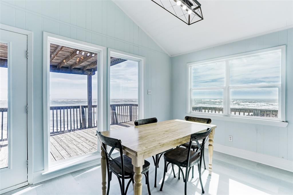 DINING AREA HAS OFFERS AN IMPRESSIVE VIEW OF THE GREAT OUTDOORS.