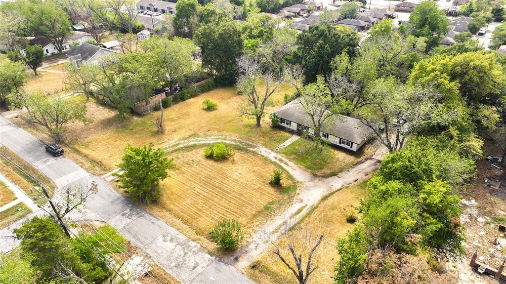 320 Walthall Dr, Houston, TX 77022