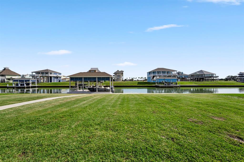 Spacious Backyard for cornhole and outdoor activites