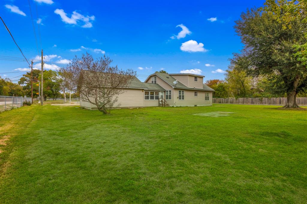 1009 E Wallisville Rd, Highlands, TX 77562 - HAR.com