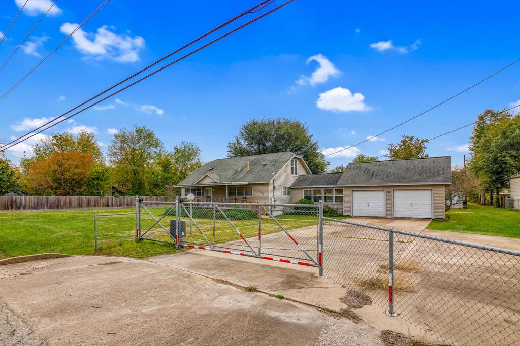 1009 E Wallisville Rd, Highlands, TX 77562 - HAR.com