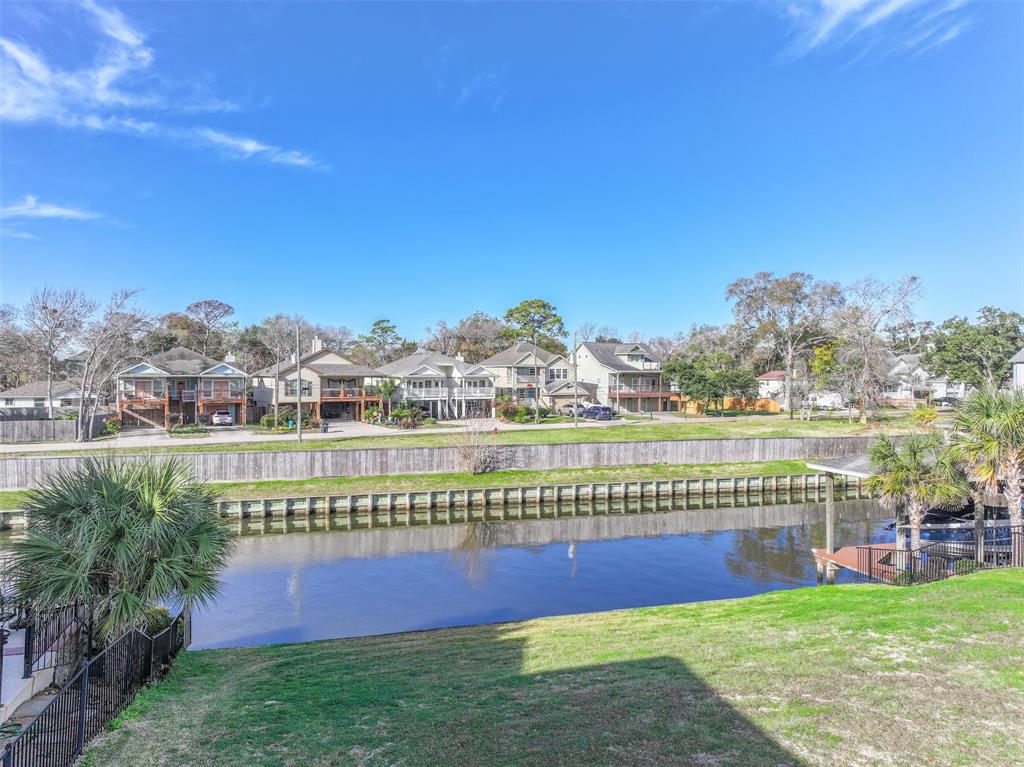 211 Blue Water Way, Kemah, TX 77573