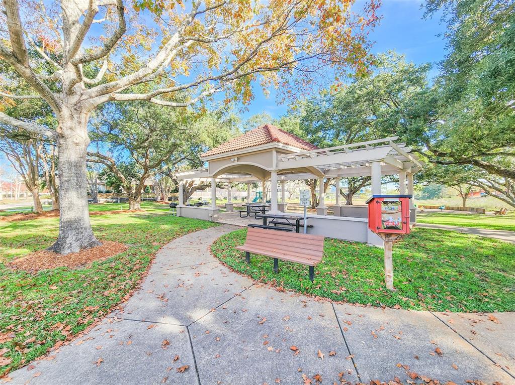 211 Blue Water Way, Kemah, TX 77573