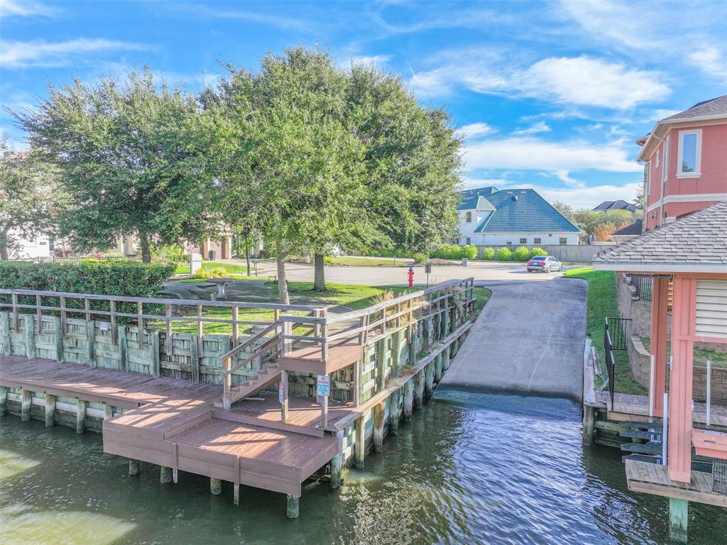 211 Blue Water Way, Kemah, TX 77573