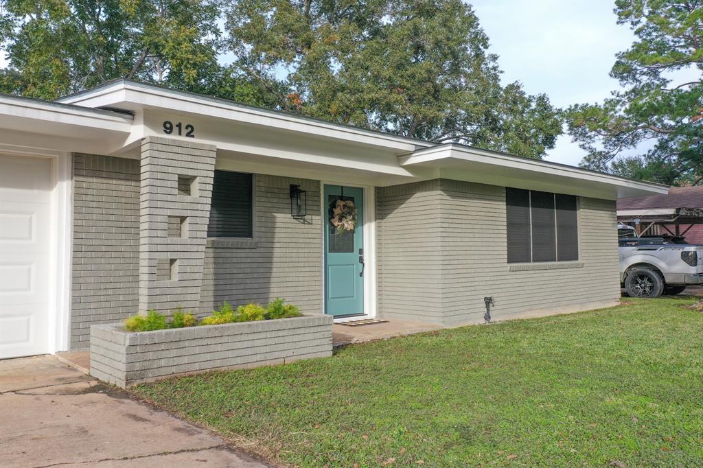912 Roberts St
