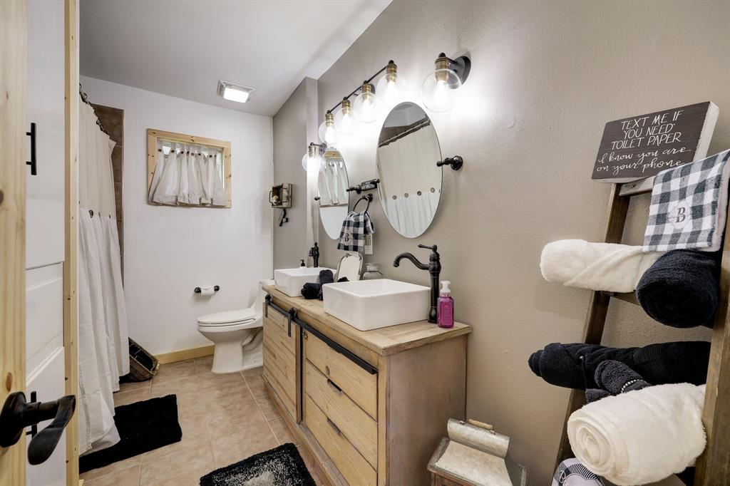 Guest bathroom easy access for guest bedroom and guest use both, room is conveniently located and great size!