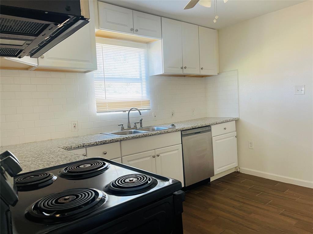 641 Loggins Dr, West Columbia, TX 77486