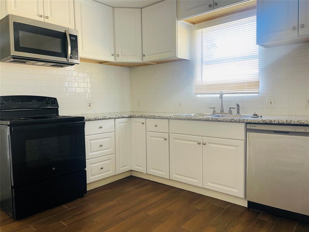 641 Loggins Dr, West Columbia, TX 77486