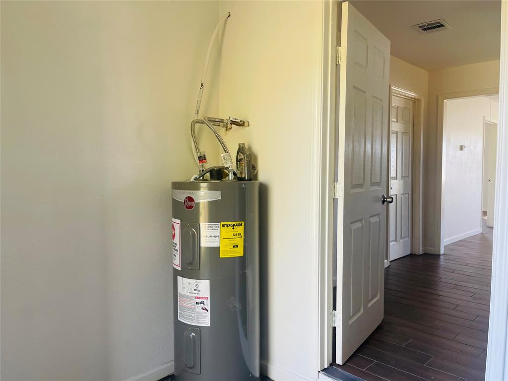 641 Loggins Dr, West Columbia, TX 77486