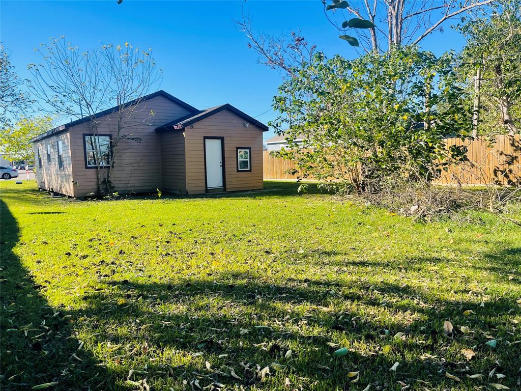 641 Loggins Dr, West Columbia, TX 77486