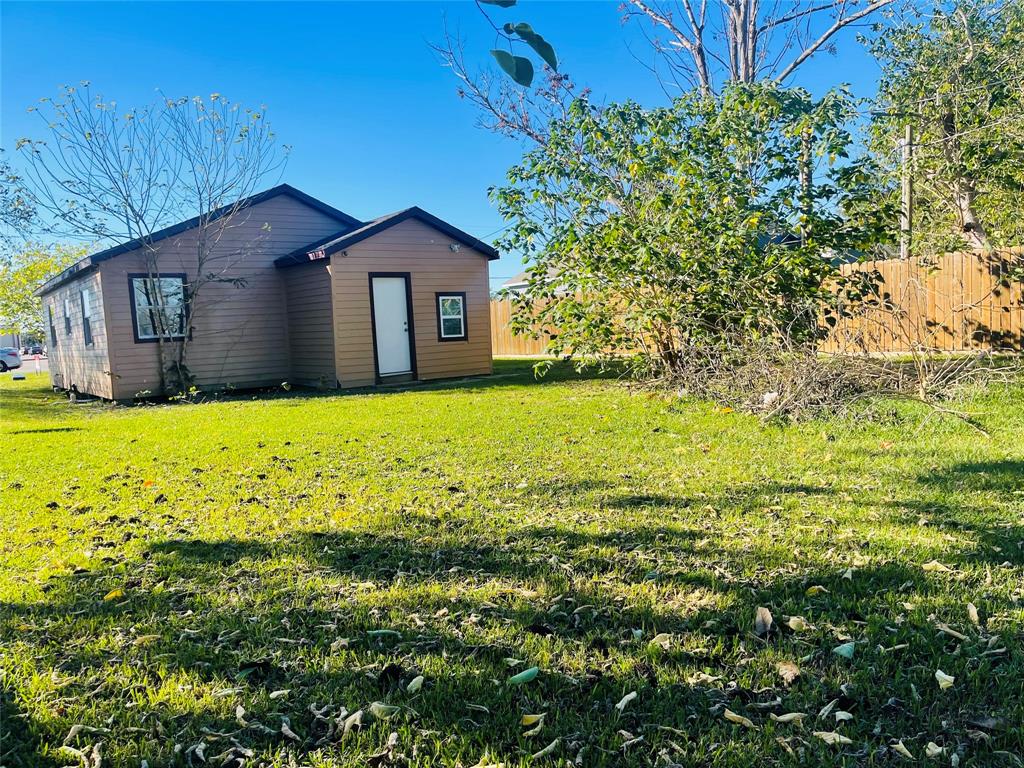 641 Loggins Dr, West Columbia, TX 77486