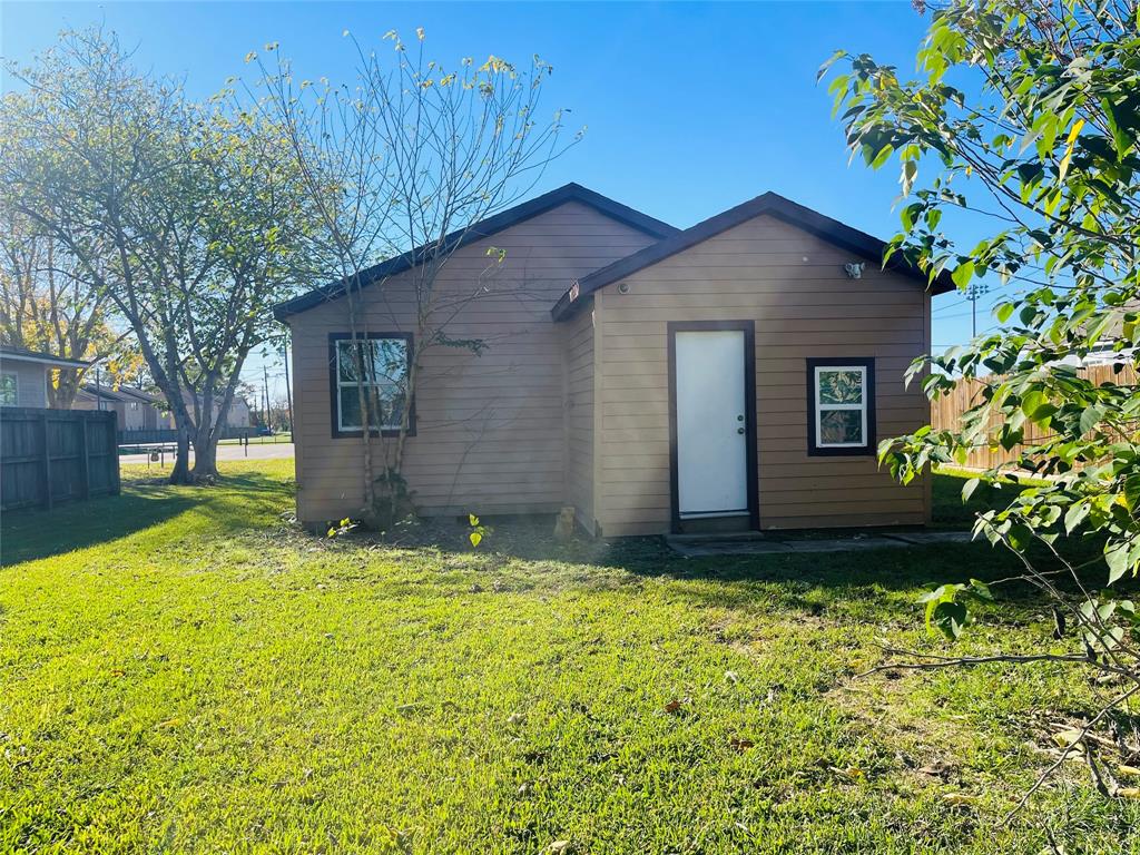 641 Loggins Dr, West Columbia, TX 77486