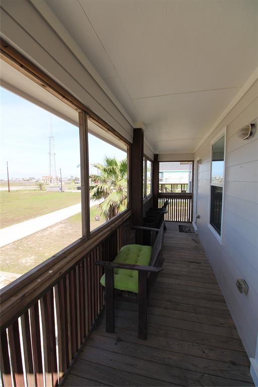 BACK PATIO WITH NEUTRAL COLOR