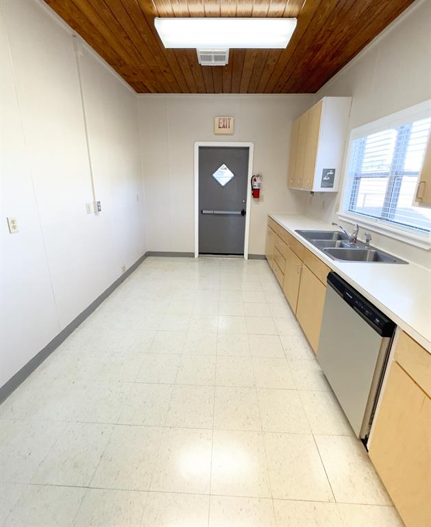 Kitchen with stove connection on left wall