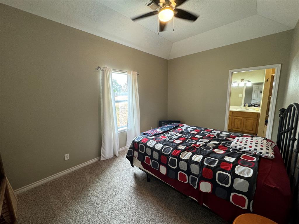 2nd Bedroom with tub and shower comb0