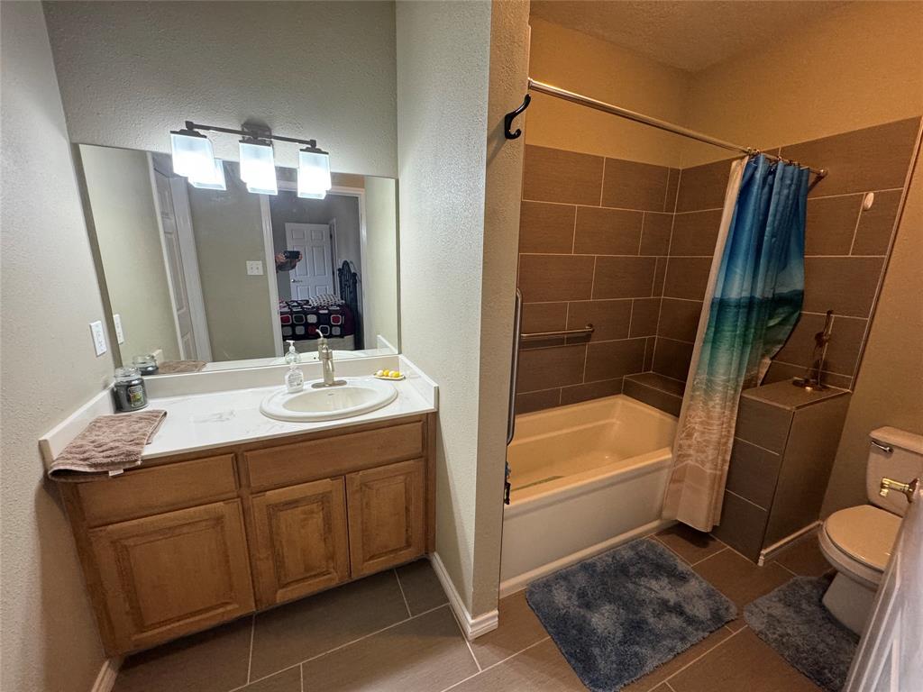 2nd Bathroom with tub and shower combo