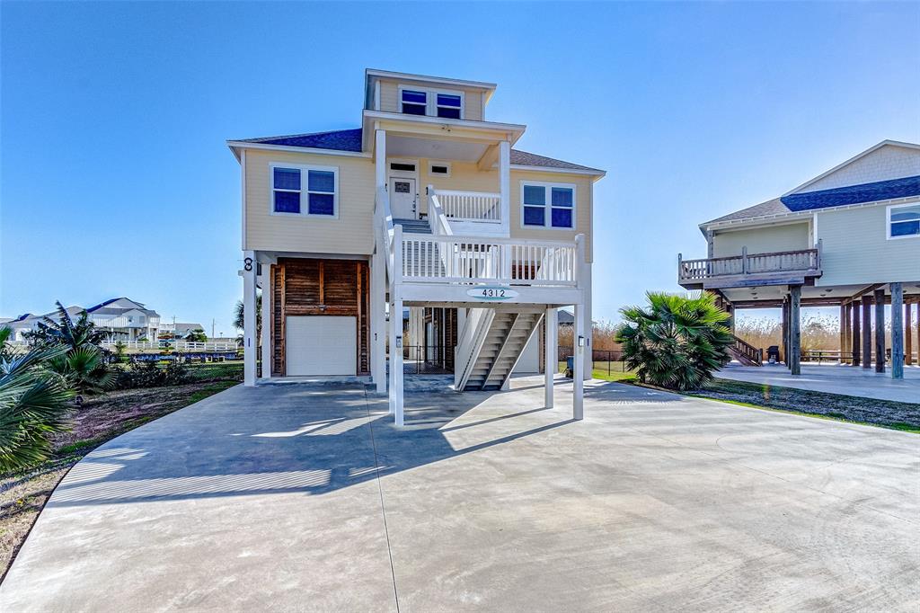 Large driveway provides plenty of room for parking.