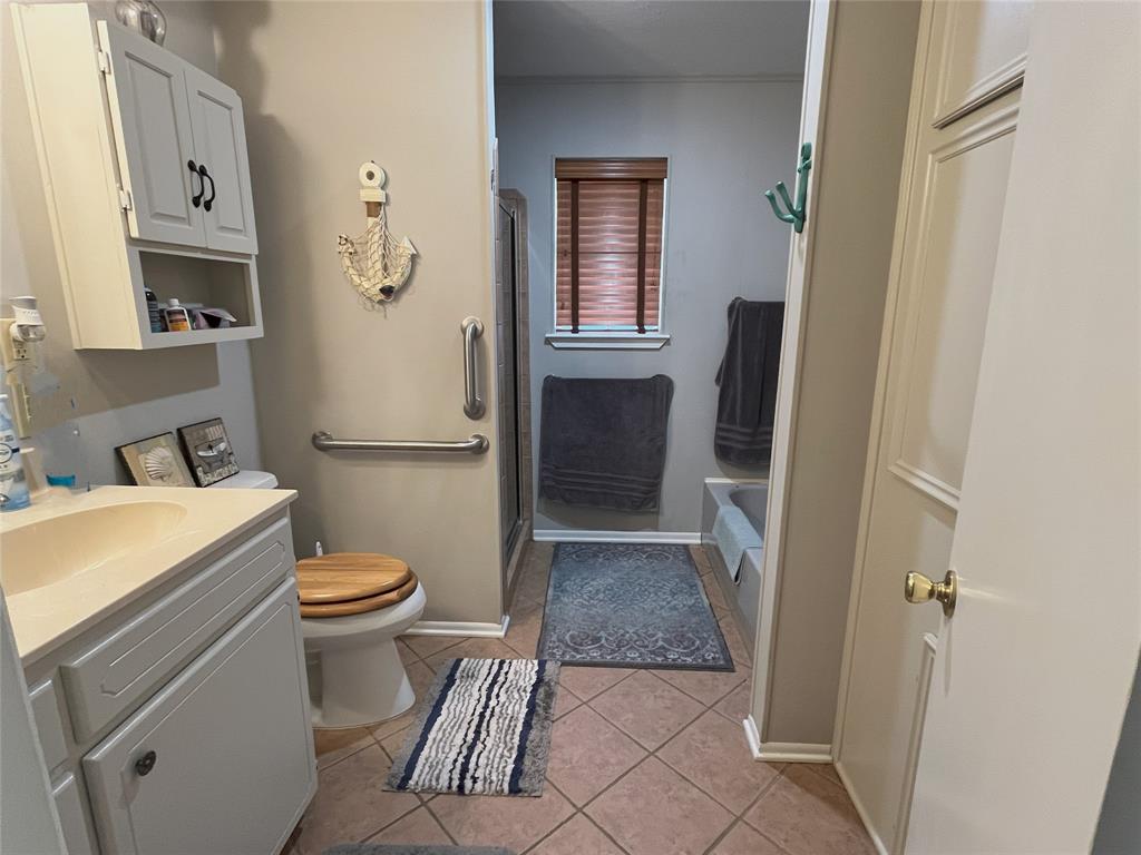 Hall Ball - Separate Tub and Shower