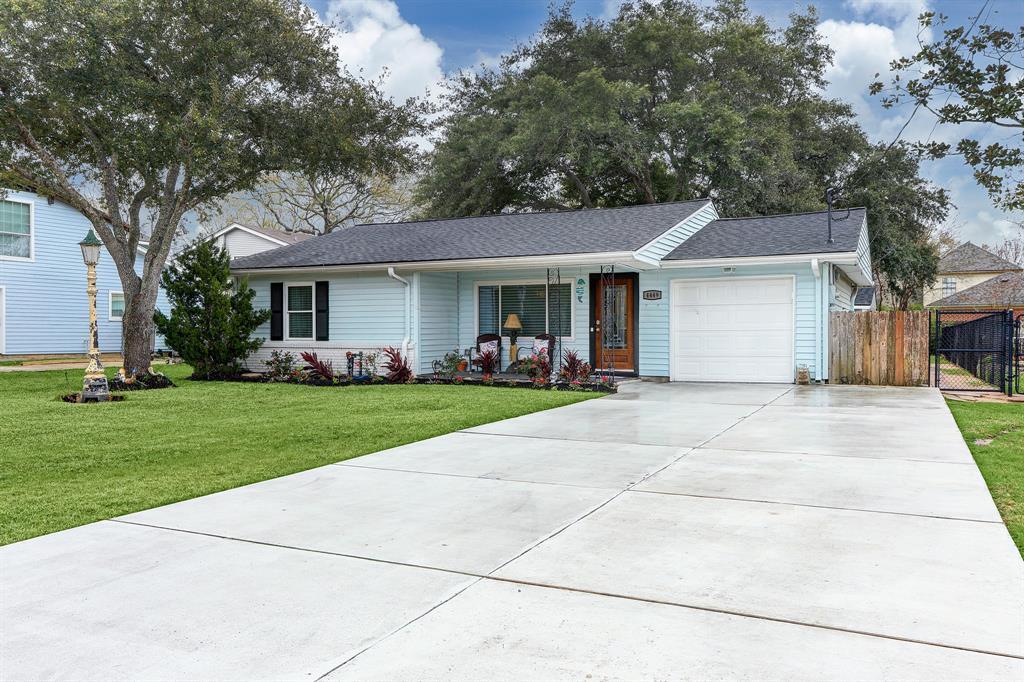 FRONT ELEVATION WITH DEEP, DOUBLE WIDE DRIVEWAY FOR PLENTY OF PARKING.