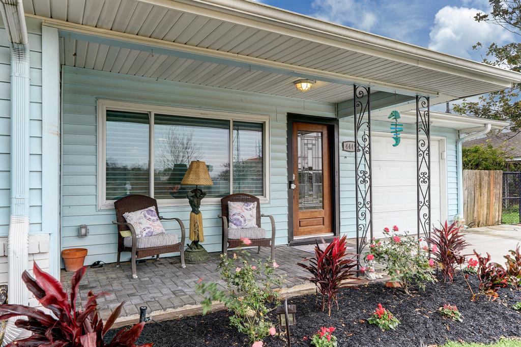 RELAX ON THE PAVERED FRONT PORCH.