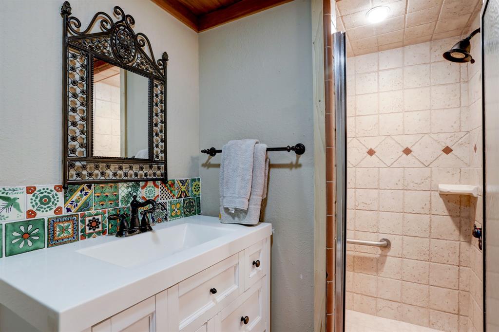 14 El Dorado Dr, Friendswood, TX 77546