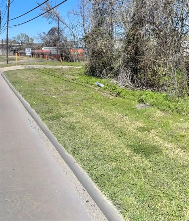 EXCELLENT LOCATION JUST MINUTES FROM IAH AIRPORT, Easy access to Sam Houston Prkwy.
This versatile land parcel offers the best of both worlds, perfect for a warehouse, Industrial Site, truck parking just to name a few.
This unrestricted commercial lot has the perfect location to run your business.