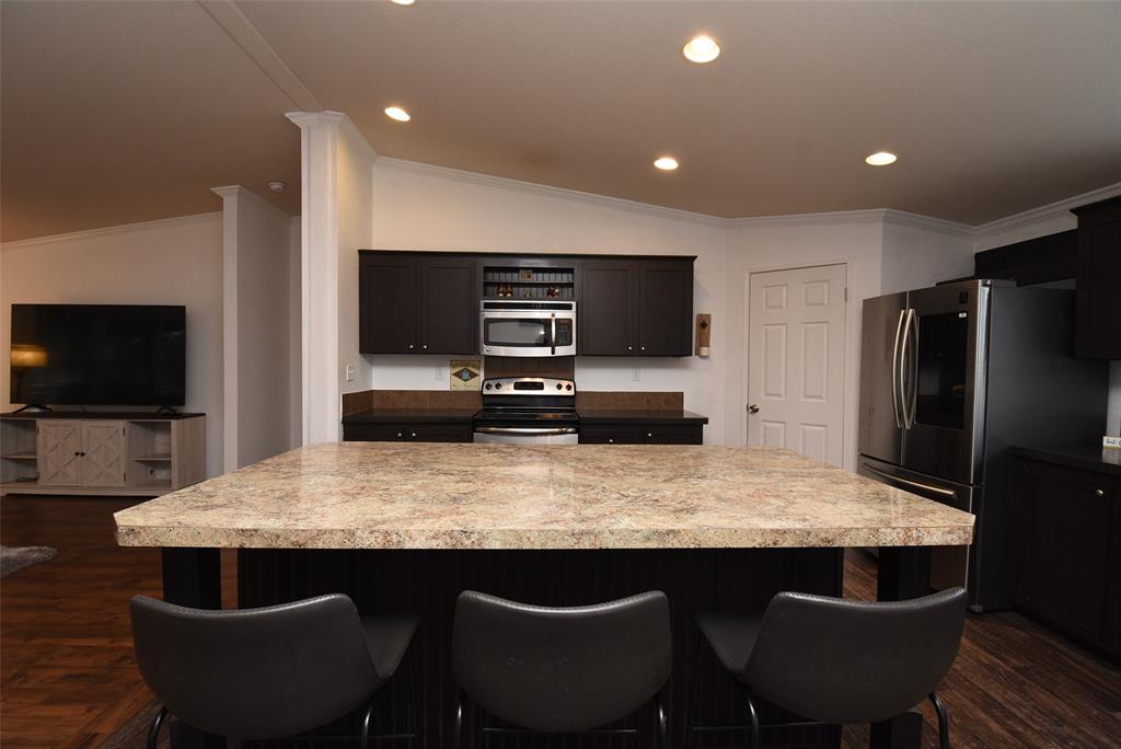 Large kitchen island - perfect for family meals and gatherings.