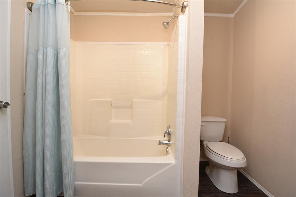 Tub/Shower combo in the second bathroom