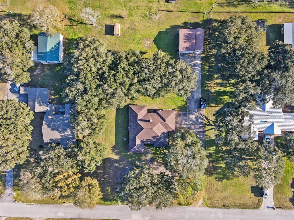 Mature oaks offering plenty of shade throughout property.