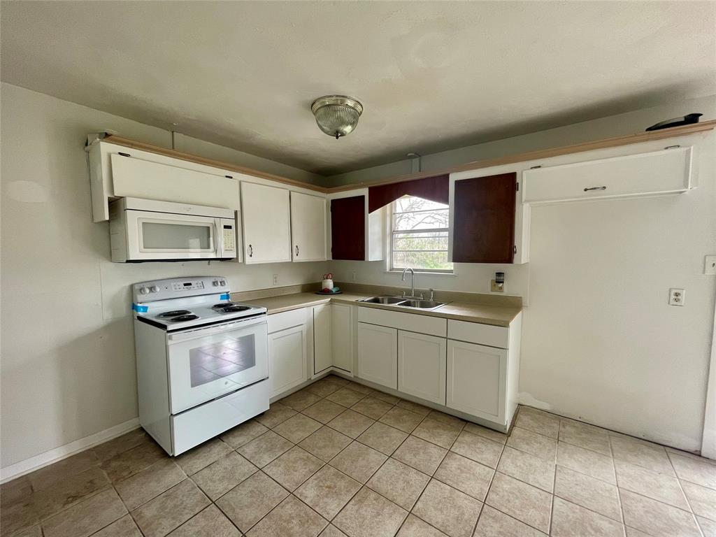 Dinning area looking into kitchen