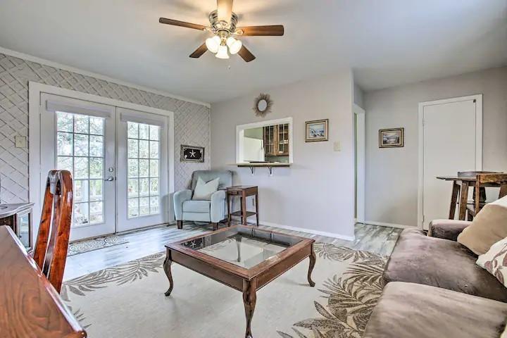 Unit 4-Living room with ceiling fan