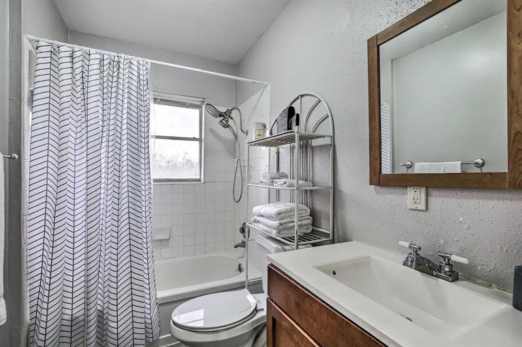 Unit 4-Full Bathroom Tub/shower