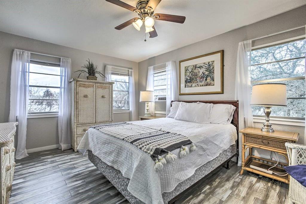 Unit 4-Cozy Bedroom with Queen Bed