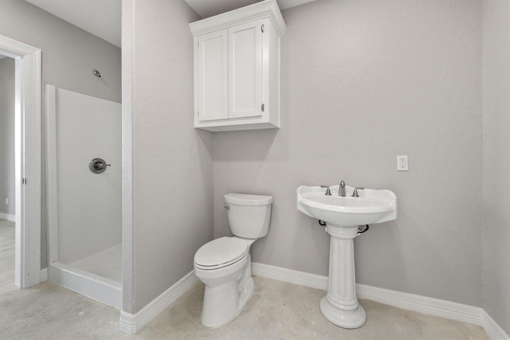 Spacious full bathroom located downstairs - great for guests to access while entertaining & ideal for rinsing off from a day out on the Old Brazos River.