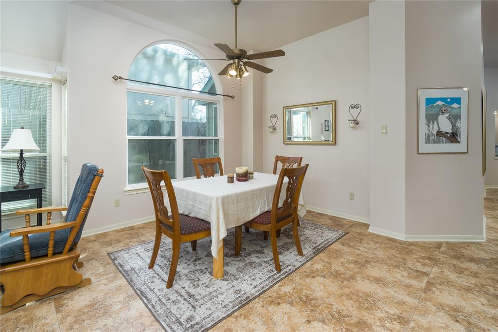 Formal dining room is located between the foral living room & the kitchen.