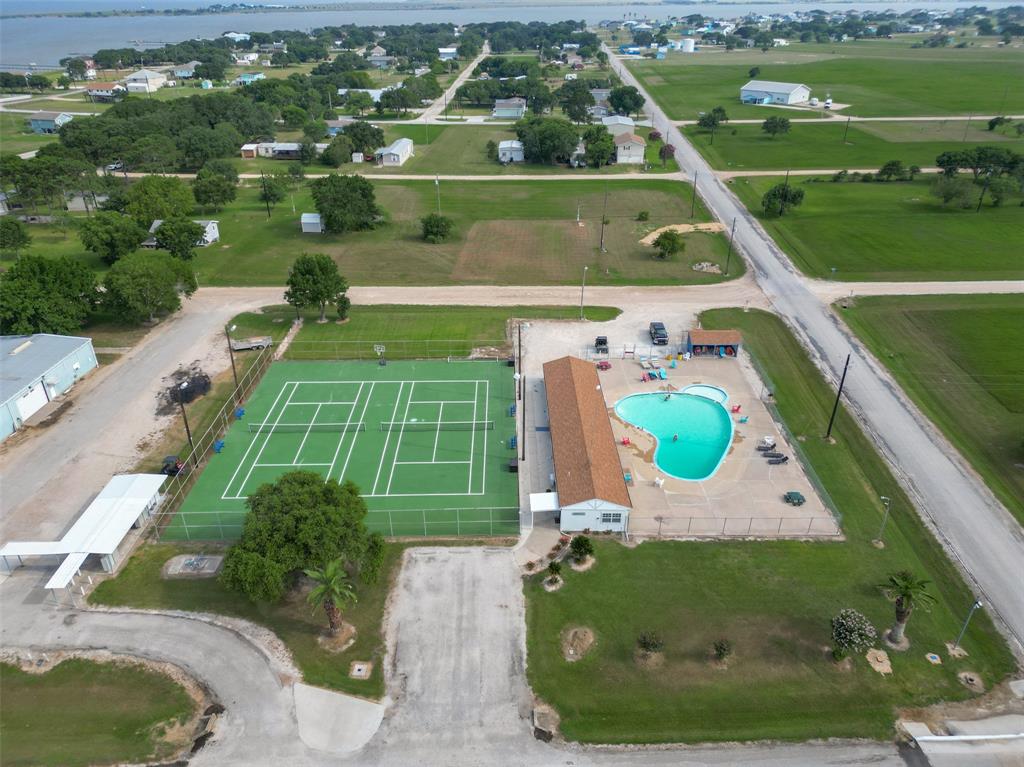 Community amenities include tennis courts, 2 pools, covered pavillion, community center and more!