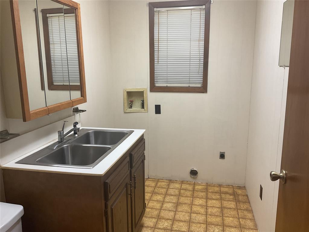 1/2  restroom, washer and dryer