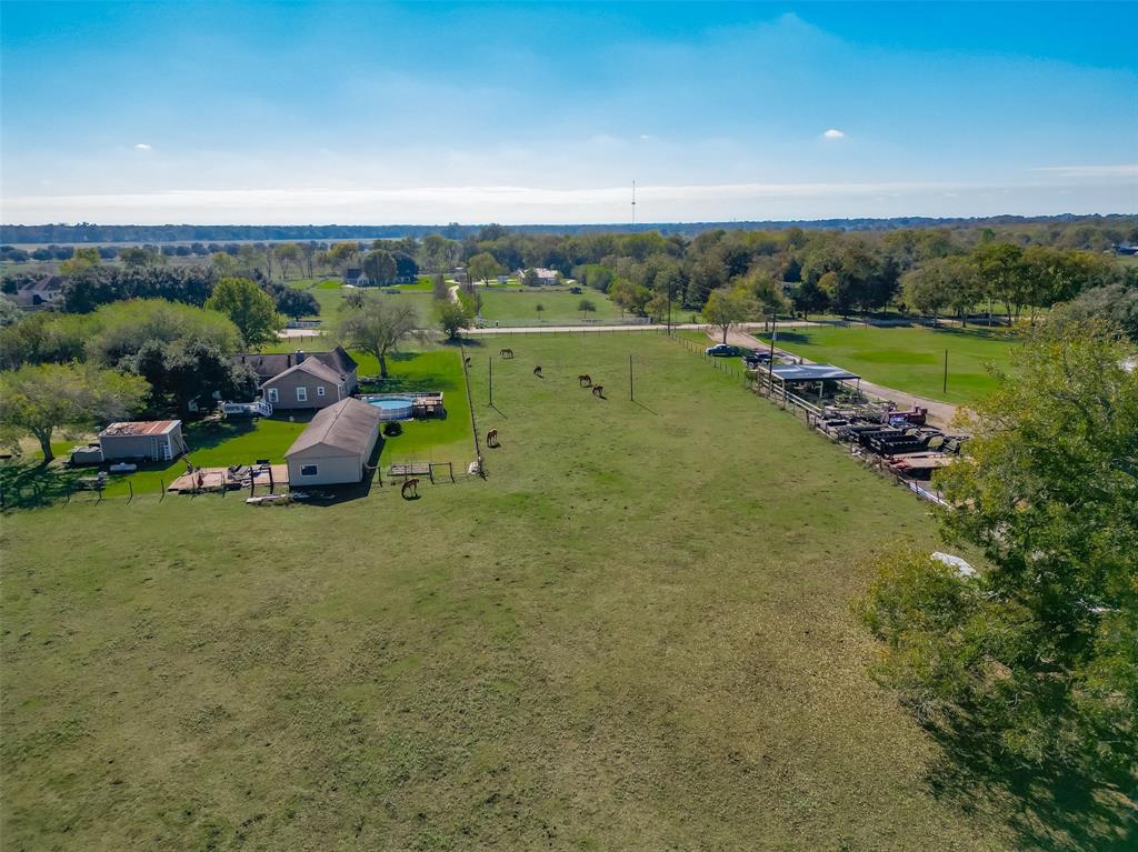 This remarkable estate is an unparalleled opportunity to own a piece of paradise. Embrace the serenity of country living while enjoying the convenience of being close to all amenities.