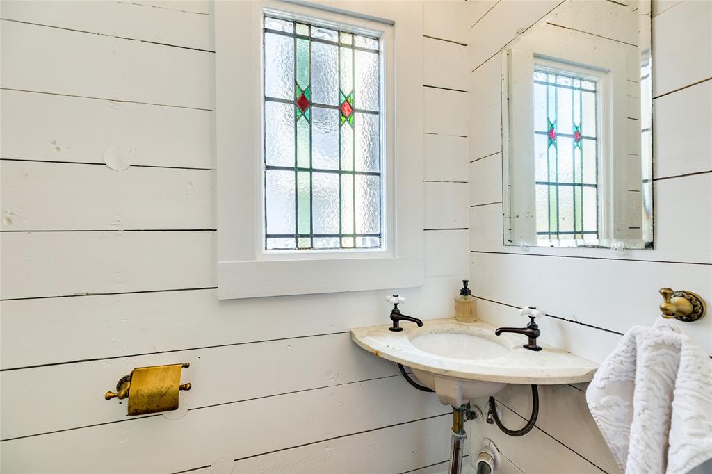 Pamper your guests with the charm of the vintage lifestyle in this conveniently placed half bath.