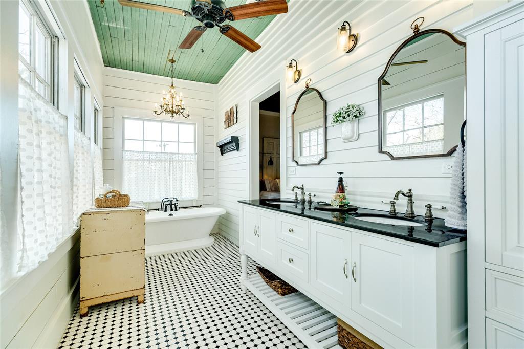 This vintage primary en-suite is perfect.