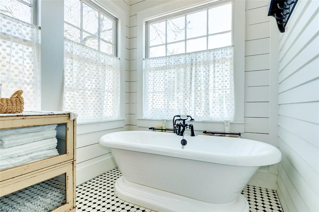 A timeless lifestyle choice, the vintage style of this primary tub offers convenient luxury.