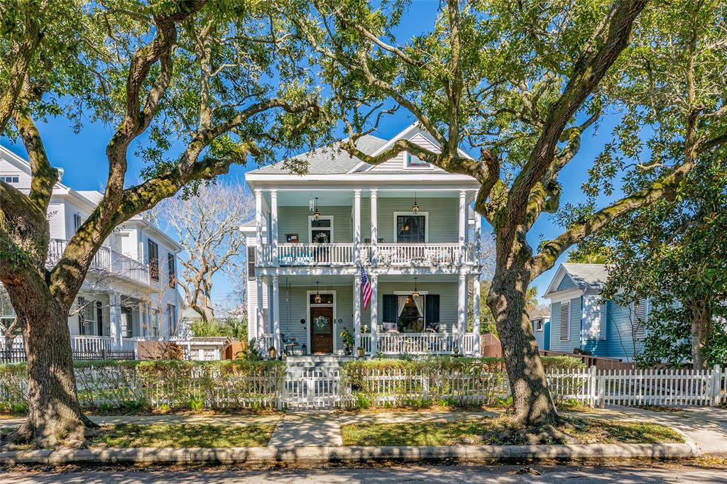 This picturesque setting will transport you to a bygone era and offer you a warm and tranquil piece of Galveston history with Southern charm.