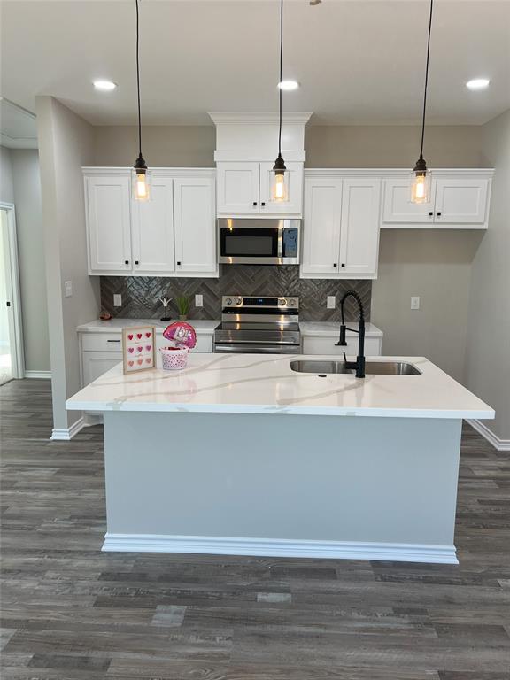 Kitchen Island with Quartz Counter Tops